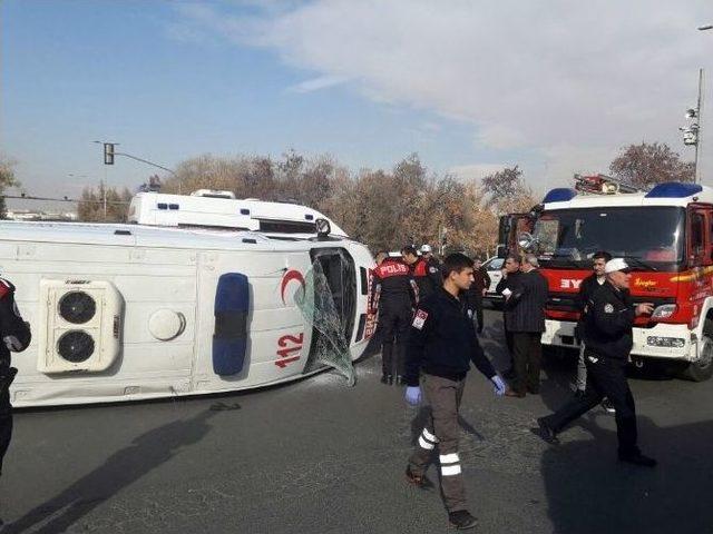 Ambulansla Kamyonet Çarpıştı: 2 Yaralı