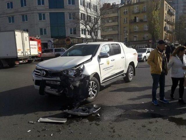 Ambulansla Kamyonet Çarpıştı: 2 Yaralı