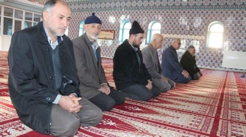 1 Yıldır İmamsız Namaz Kılan Cemaat İmam İstiyor