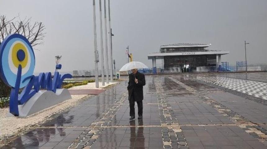 İzmir&rsquo;de Sağanak Yağış Etkili Oldu