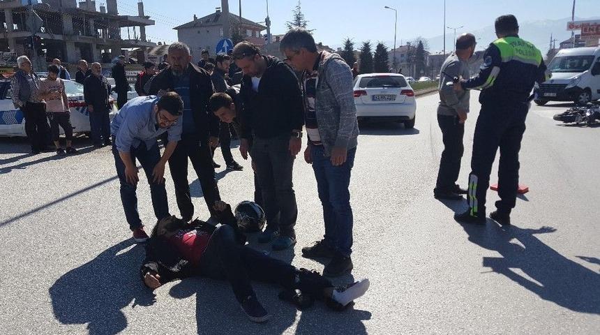 Otomobil Motosiklete &Ccedil;arptı: 1 Yaralı