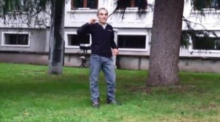 Oğlunu G&ouml;rmek İ&ccedil;in Valilik &Ouml;n&uuml;nde Boğazına Bı&ccedil;ak Dayayıp İntihar Etmek İstedi