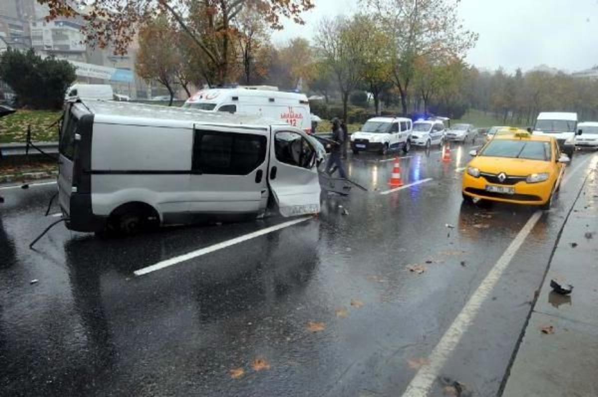 Şişli'deki Kazada S&uuml;r&uuml;c&uuml; Yaralandı,  Aracın Motoru Yerinden Fırladı