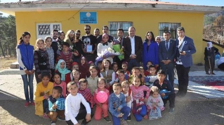 K&ouml;yl&uuml; &Ouml;ğrencilere Mutluluk Dağıttılar