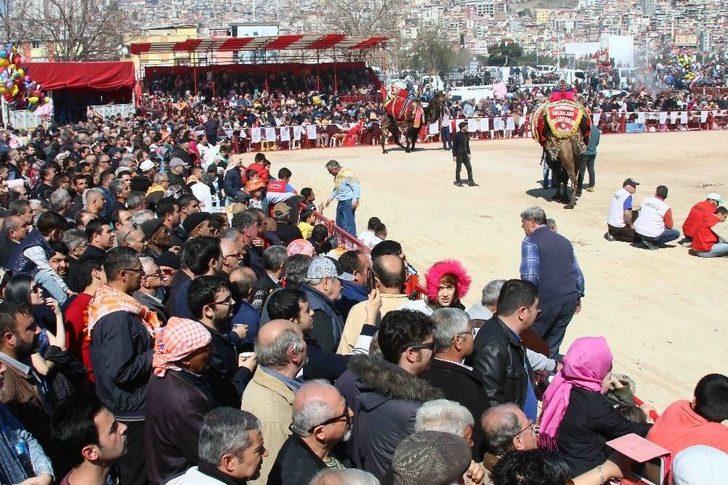 Bayraklı’da Deve Güreşleri Coşkusu G4