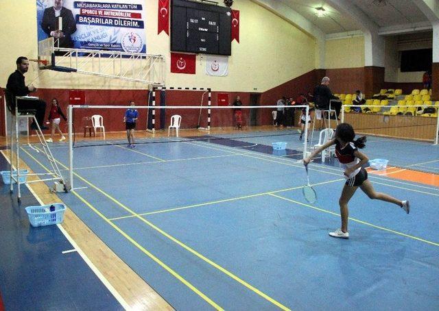 Konya’da, Okul Sporları Badminton Grup Müsabakaları Yapıldı