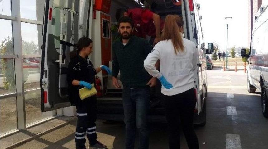 Motosikletle Otomobil &Ccedil;arpıştı: 2 Yaralı