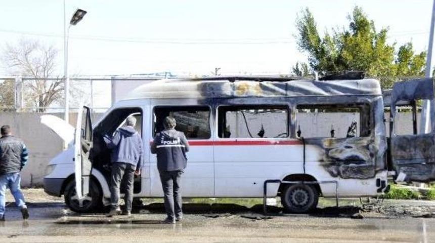 Babasına Kızdı, Minib&uuml;s&uuml; Yaktı