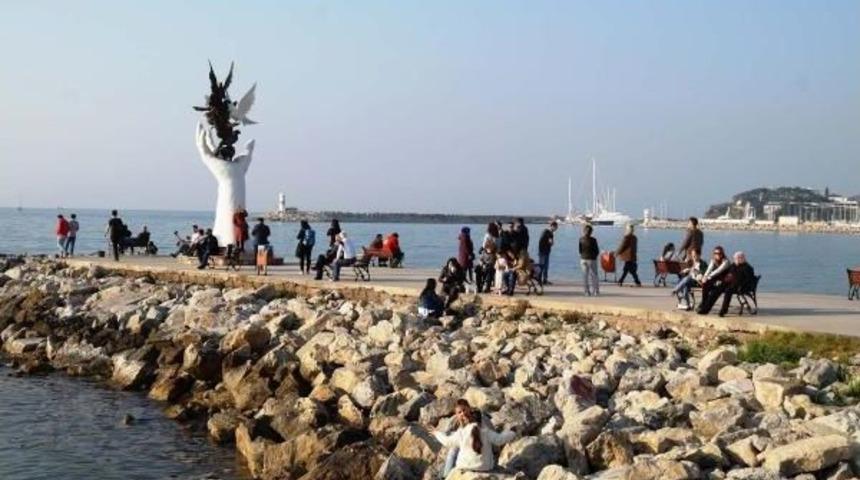 Kuşadası'na G&uuml;neşi G&ouml;ren Sahile Koştu