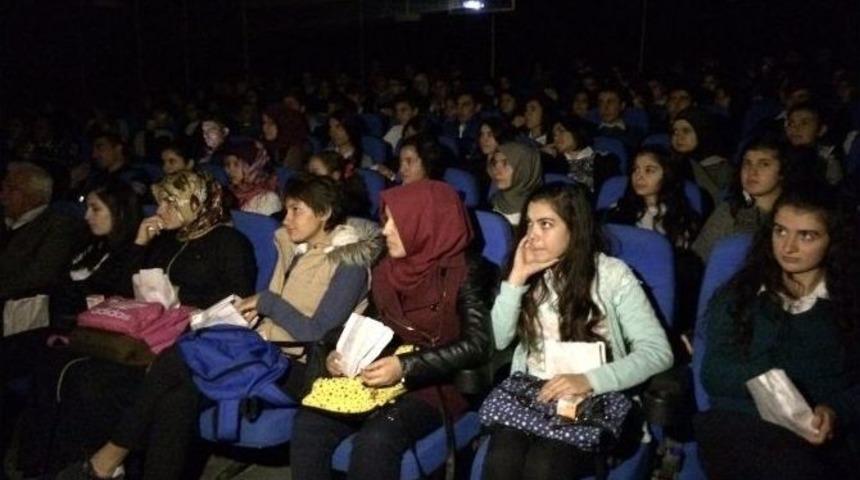 &Ouml;ğrenciler Sinemaya G&ouml;t&uuml;r&uuml;ld&uuml;