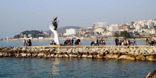 Kuşadası'na Güneşi Gören Sahile Koştu