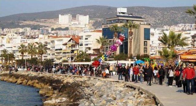 Kuşadası'na Güneşi Gören Sahile Koştu