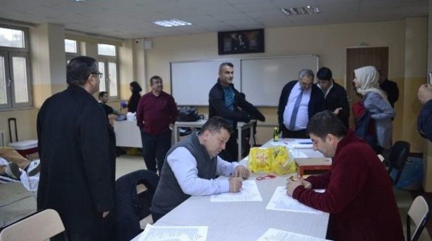 &Ouml;ğrencilerden Kızılay&rsquo;a Kan Bağışı