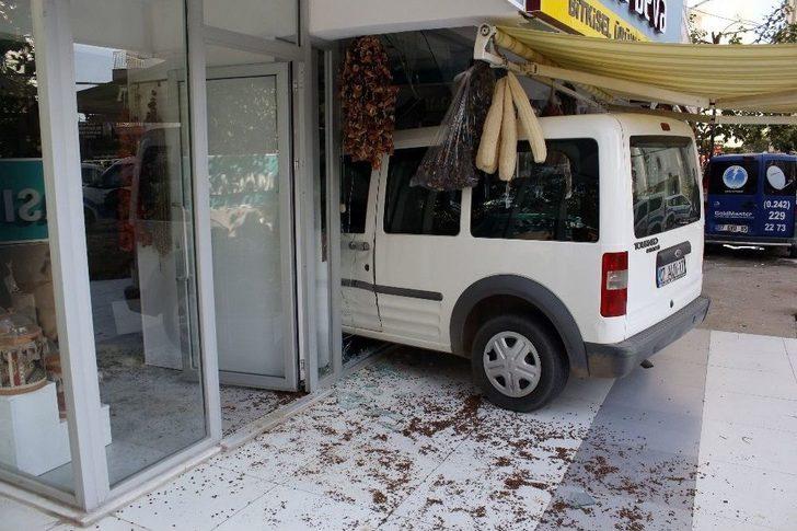 Yayaya Çarpmamak İçin İşyerine Daldı G2