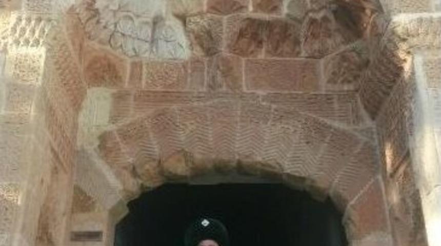 "diriliş Ertuğrul"dan Etkilendi T&uuml;rbe Gezisine &Ccedil;ıktı