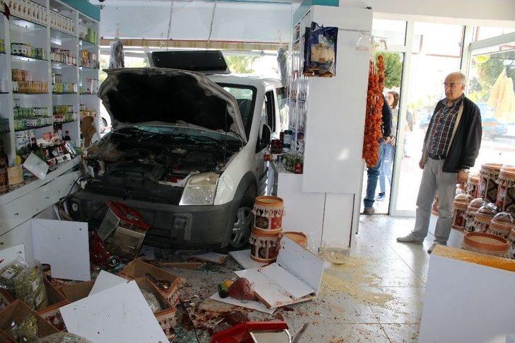 Yayaya Çarpmamak İçin İşyerine Daldı G4