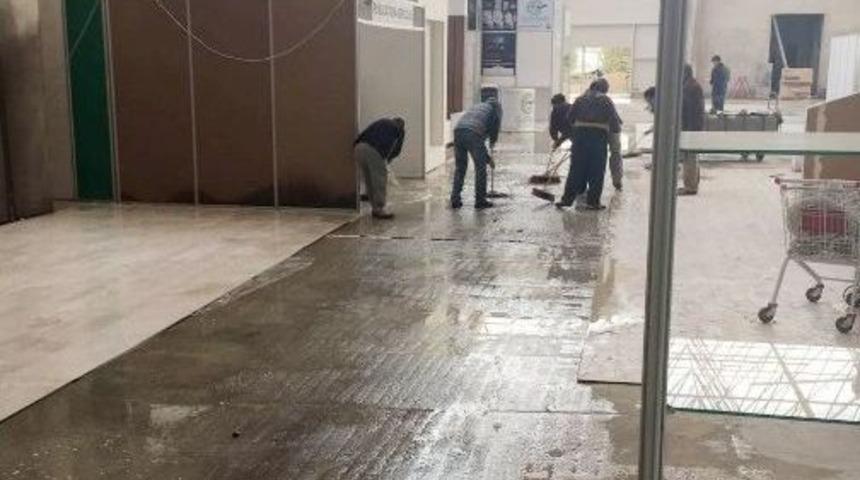 Antalya&rsquo;da Tarım Fuarı Yağmura Teslim Oldu