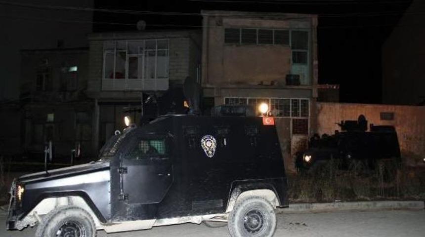 Muradiye'de Polis Kameradaki Bombacıyı Arıyor