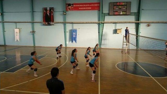 1308 Osmaneli Belediye Spor Voleybol Takımı Hazırlık Ma&ccedil;ı Yaptı 1