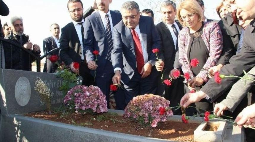 El&ccedil;i, Mezarı Başında Anıldı