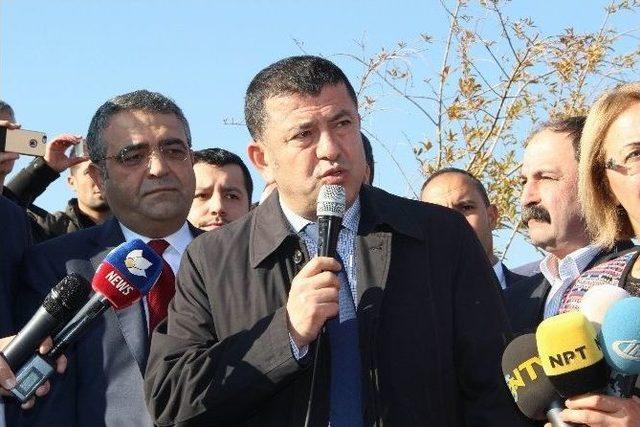 El&ccedil;i, Mezarı Başında Anıldı 1