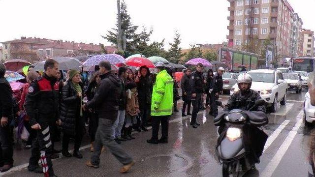 6 Yaşındaki Kızın Öldüğü Okul Önünü Veliler Trafiğe Kapattı