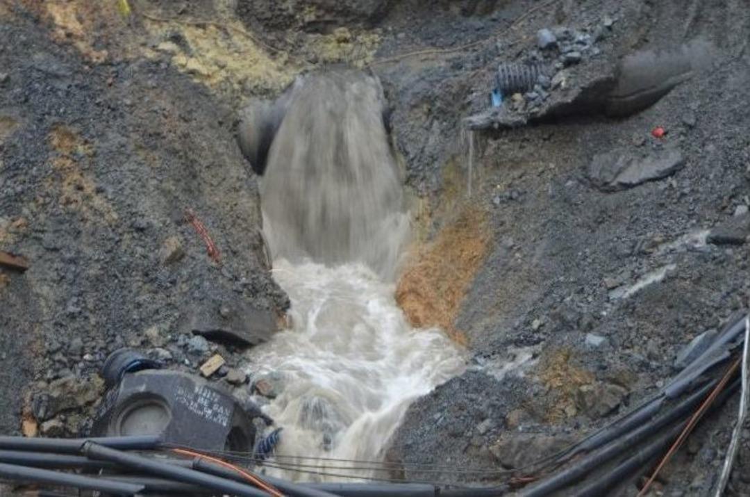 (&ouml;zel Haber) Yoğun Yağış Ve Patlayan Boru Nedeniyle Şantiyeyi Su Bastı