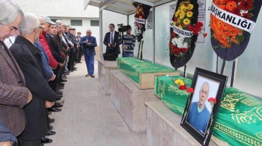 Merdivenden D&uuml;şen Tiyatro Sanat&ccedil;ısı M&uuml;nir Ak&ccedil;a Hayatını Kaybetti (3)