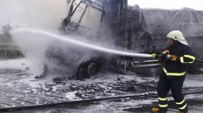 Un Yüklü Kamyon Yandı