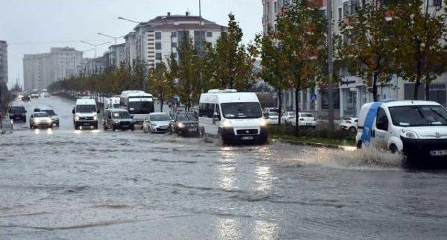 Çorlu'da Caddeler Göle Döndü