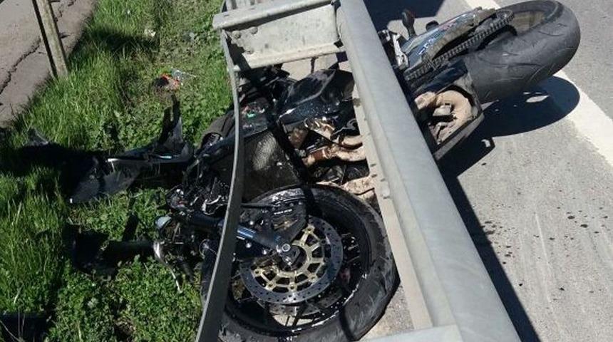 Kontrolden &Ccedil;ıkan Motosiklet Bariyerlere &Ccedil;arptı: 1 Yaralı