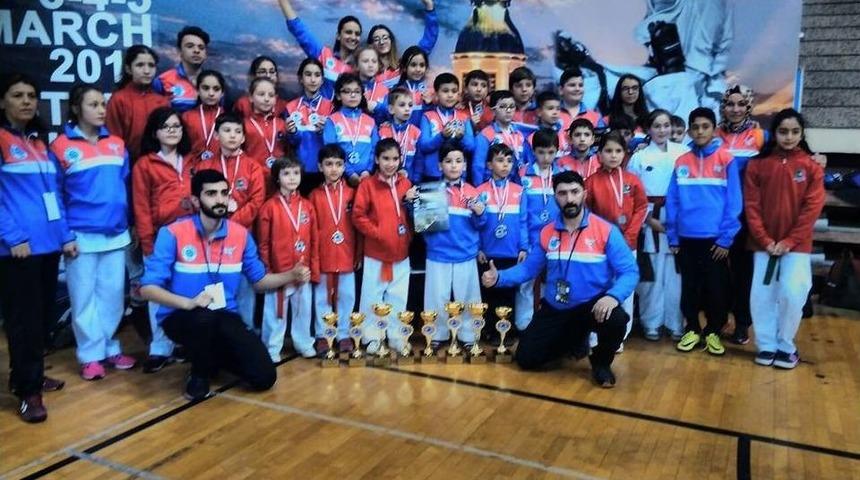 Biga Karate Gen&ccedil;lik Spor Kul&uuml;b&uuml; Ayakta Alkışlandı