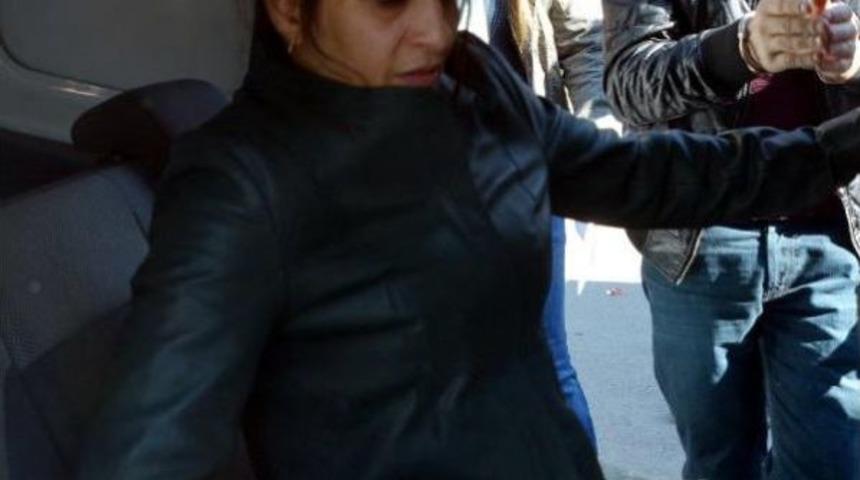 Uyuşturucu G&ouml;ğs&uuml;ne Gizlerken Yakalandı