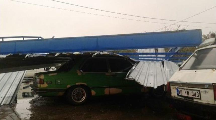 Ayvalık&rsquo;ta Fırtına Ağa&ccedil;ları Devirdi, &Ccedil;atıları U&ccedil;urdu