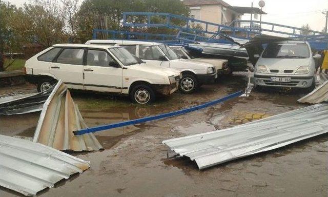 Ayvalık’ta Fırtına Ağaçları Devirdi, Çatıları Uçurdu