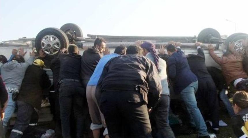 Şanlıurfa'da &Ouml;ğrenci Servisi Devrildi: Yaralılar Var (2)