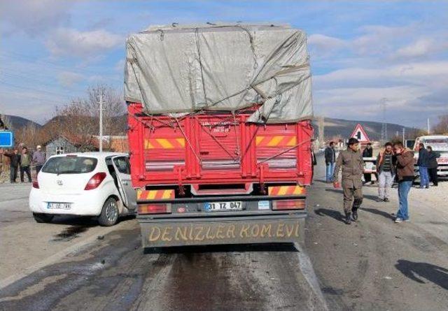 Kamyonla Çarpışan Otomobilde Sürücü Öldü, Kız Arkadaşı Yaralandı