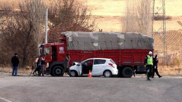 Kamyonla Çarpışan Otomobilde Sürücü Öldü, Kız Arkadaşı Yaralandı