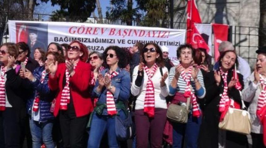 8 Mart Kadınlar G&uuml;n&uuml; Eylemine &lsquo;Gelin Ve Damat&rsquo; S&uuml;rprizi