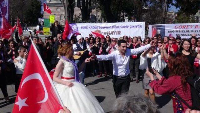 8 Mart Kadınlar Günü Eylemine ‘Gelin Ve Damat’ Sürprizi