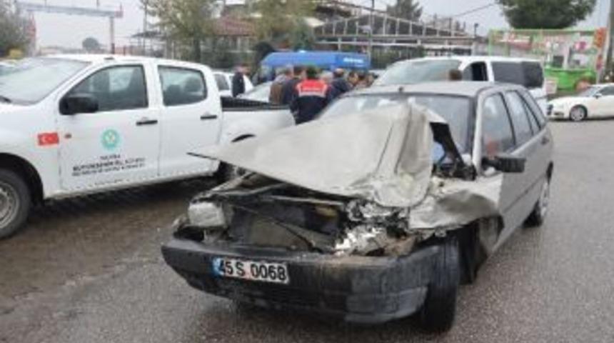 Manisa&rsquo;da 3 Ara&ccedil; Birbirine Girdi: 1 Yaralı