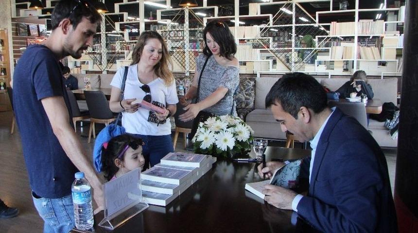 Yazar Sinan Aky&uuml;z Ger&ccedil;ek Bir Hikayeyi Anlattığı Kitabının İmza G&uuml;n&uuml;nde Okurlarıyla Buluştu