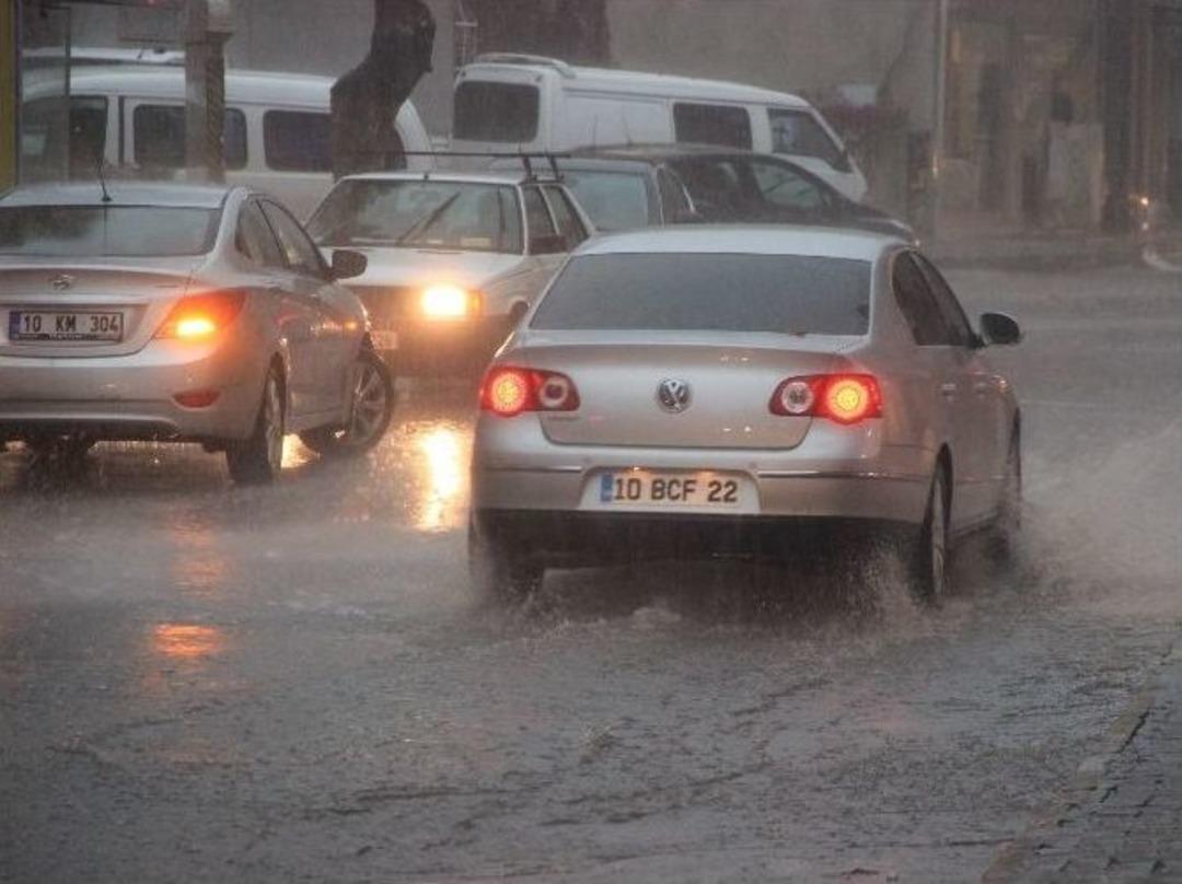 G&uuml;nd&uuml;z Geceye, Caddeler Dereye D&ouml;n&uuml;şt&uuml;