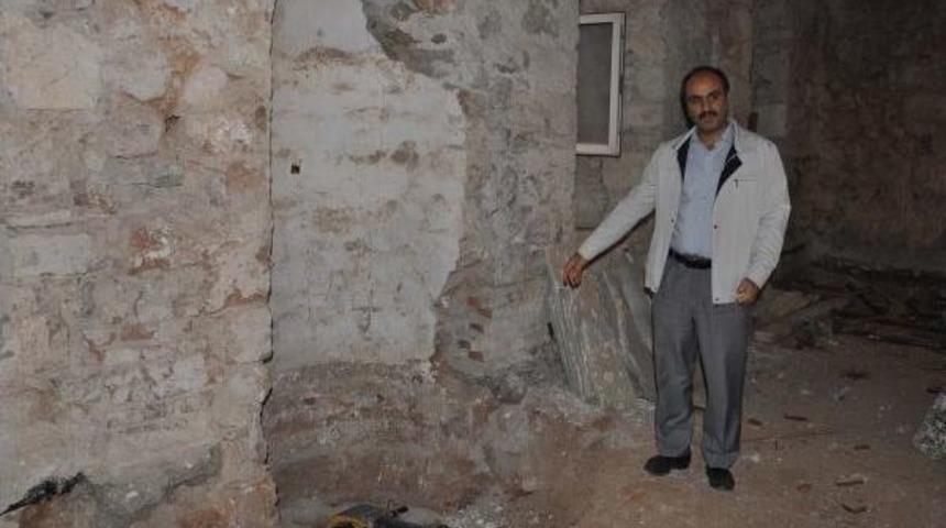 150 Yıllık Camide Bazalttan Yapılan Mihrap Ortaya &Ccedil;ıktı