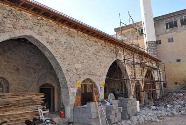 150 Yıllık Camide Bazalttan Yapılan Mihrap Ortaya Çıktı