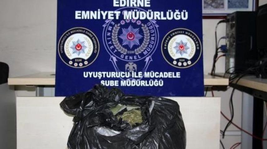 &Ccedil;eyiz Eşyaları I&ccedil;inden Uyuşturucu Ve Ka&ccedil;ak Sigara &Ccedil;ıktı