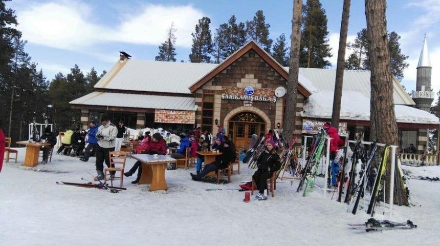 Sarıkamış Cıbıltepe Kayak Merkezi&rsquo;nde Hafta Sonu Yoğunluğu