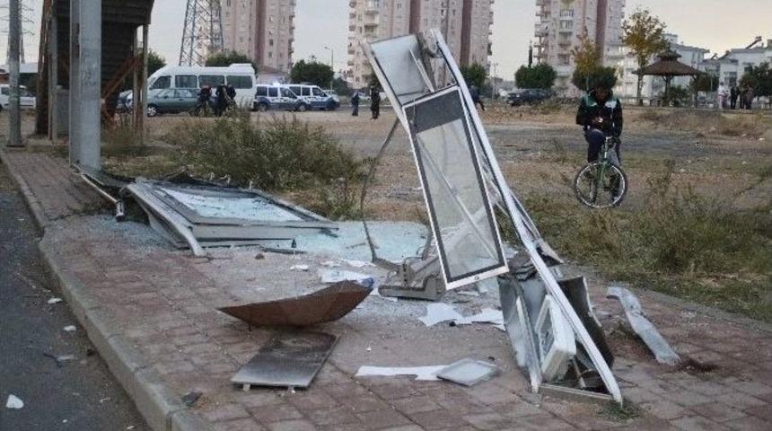 Antalya&rsquo;da Yolcu Otob&uuml;s&uuml; Durağa Daldı: 4 Yaralı