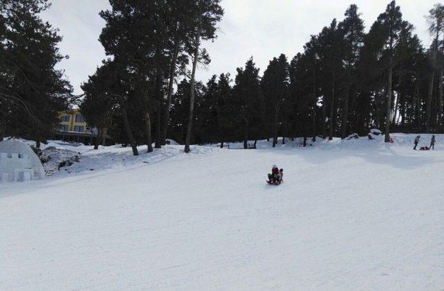 Sarıkamış Cıbıltepe Kayak Merkezi’nde Hafta Sonu Yoğunluğu