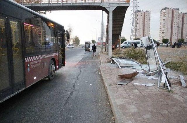 Antalya’da Yolcu Otobüsü Durağa Daldı: 4 Yaralı